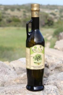 Organisches Olivenöl Oliva1 aus Zypern auf einer Mauer