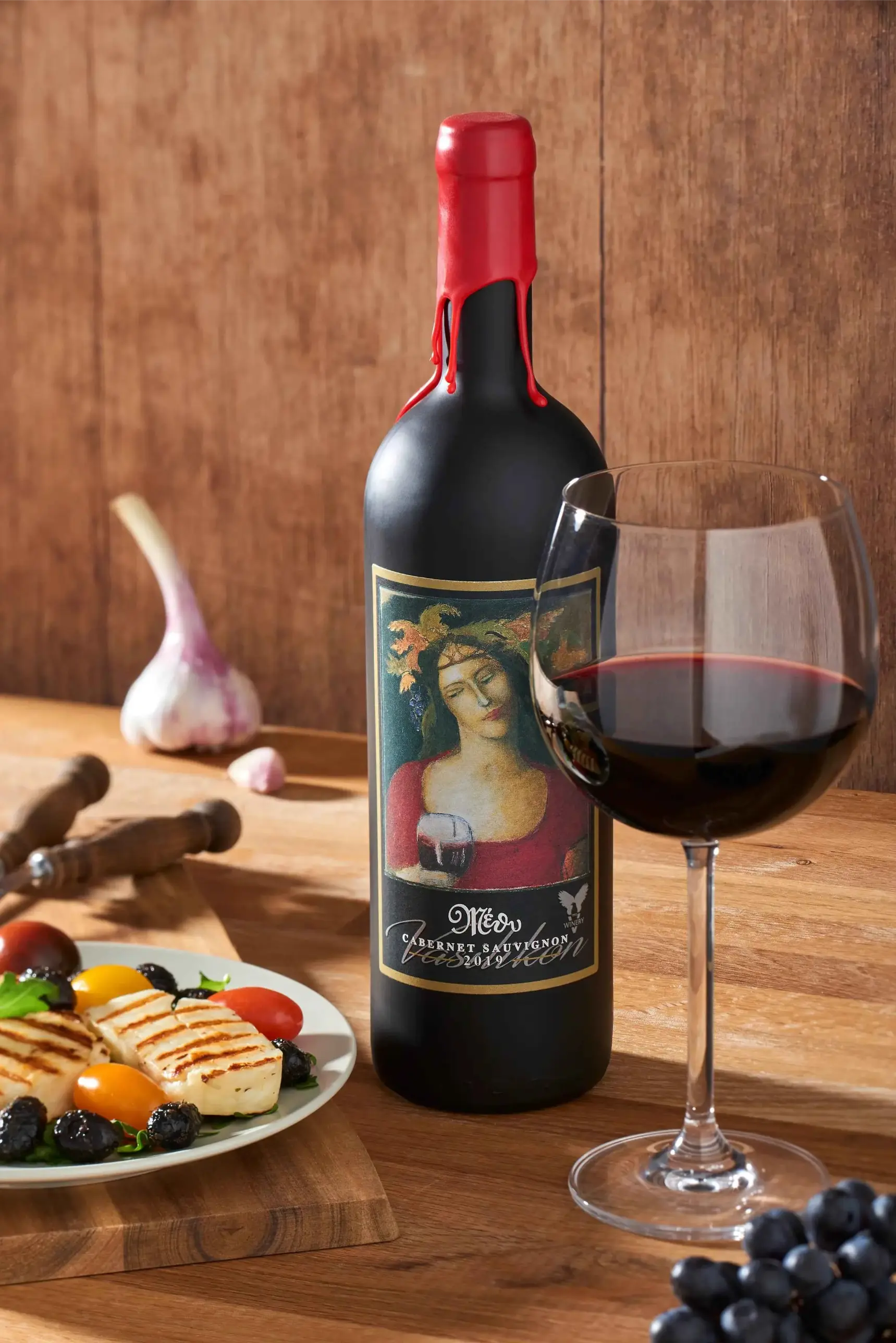 Vasilikon Methy Rotwein angerichtet