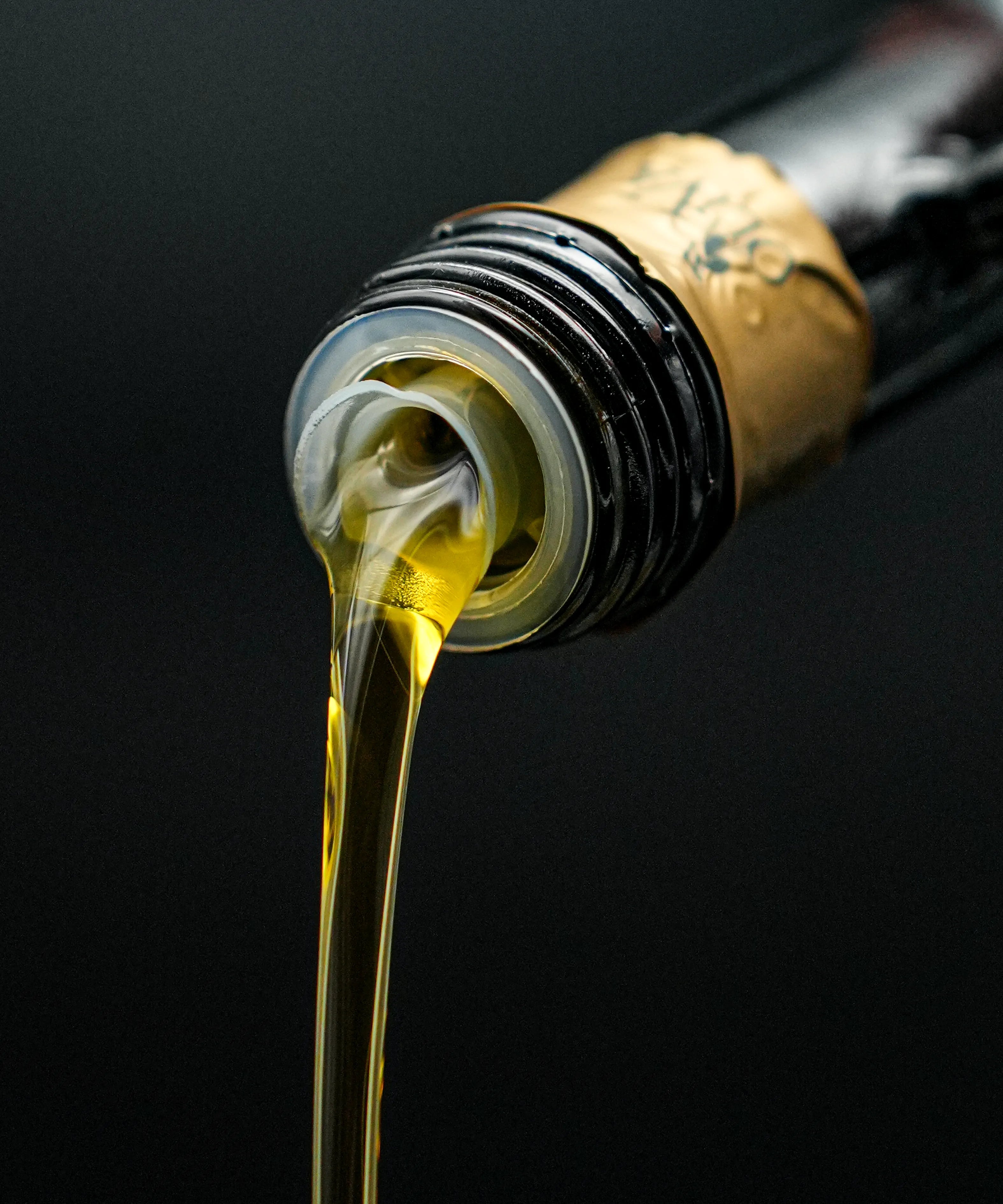 Olivenöl fließt aus Olivenöl-Flasche